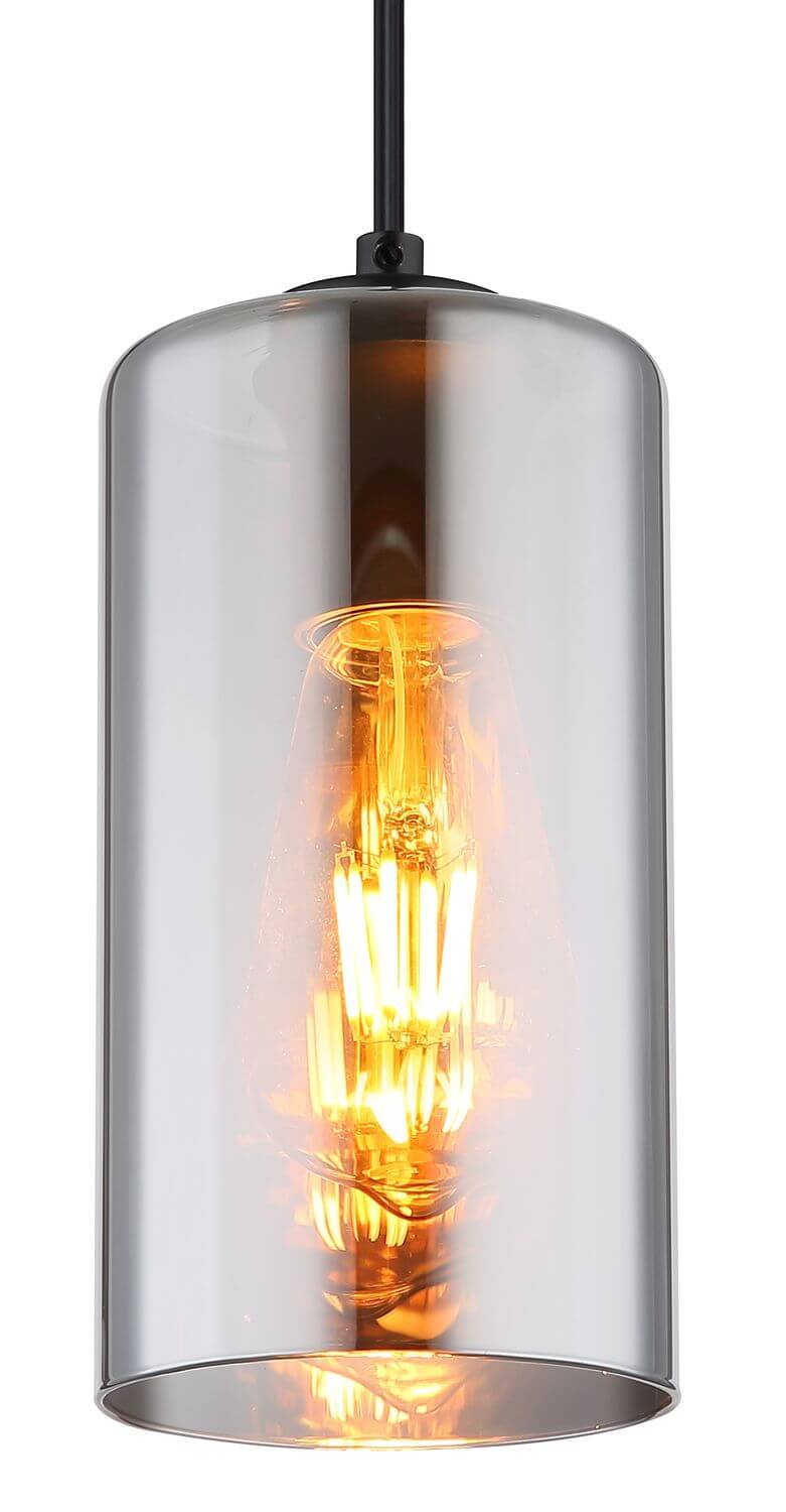 Gros plan sur l'abat-jour en verre et l'ampoule filament allumée.