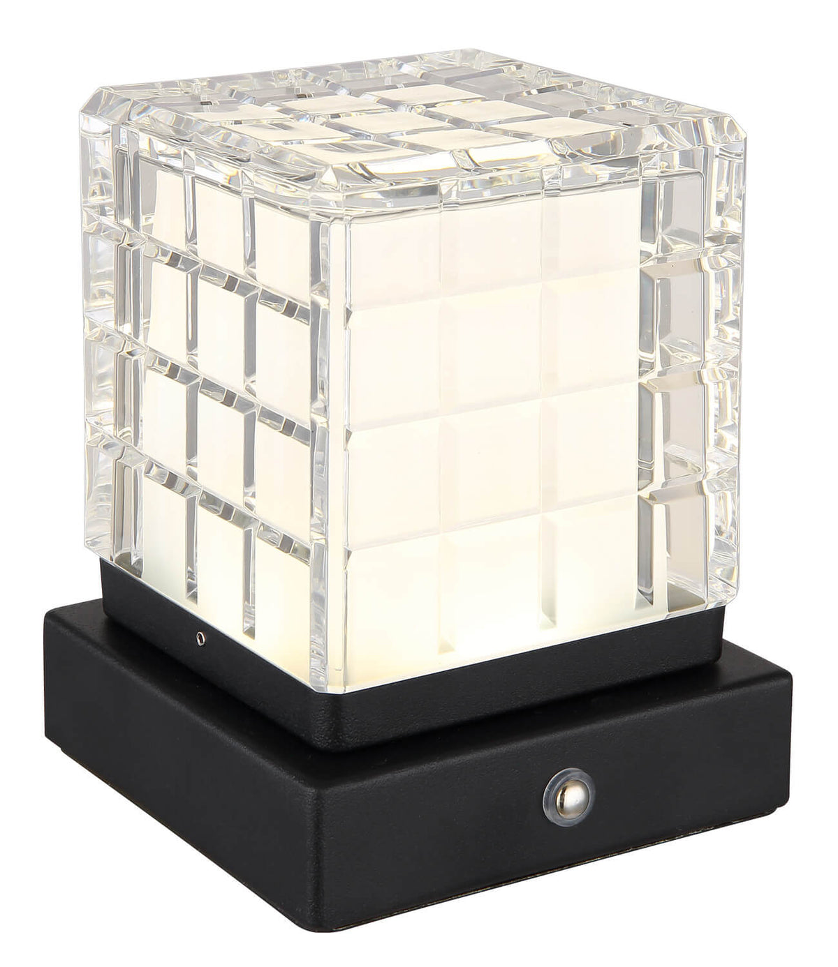 Lampe à poser cube en verre quadrillé sur socle noir mat, allumée.