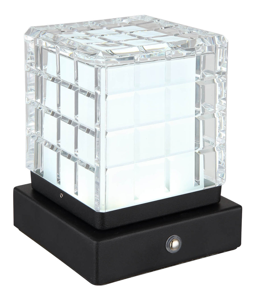 Lampe allumée en lumière froide blanche, verre à facettes transparentes.