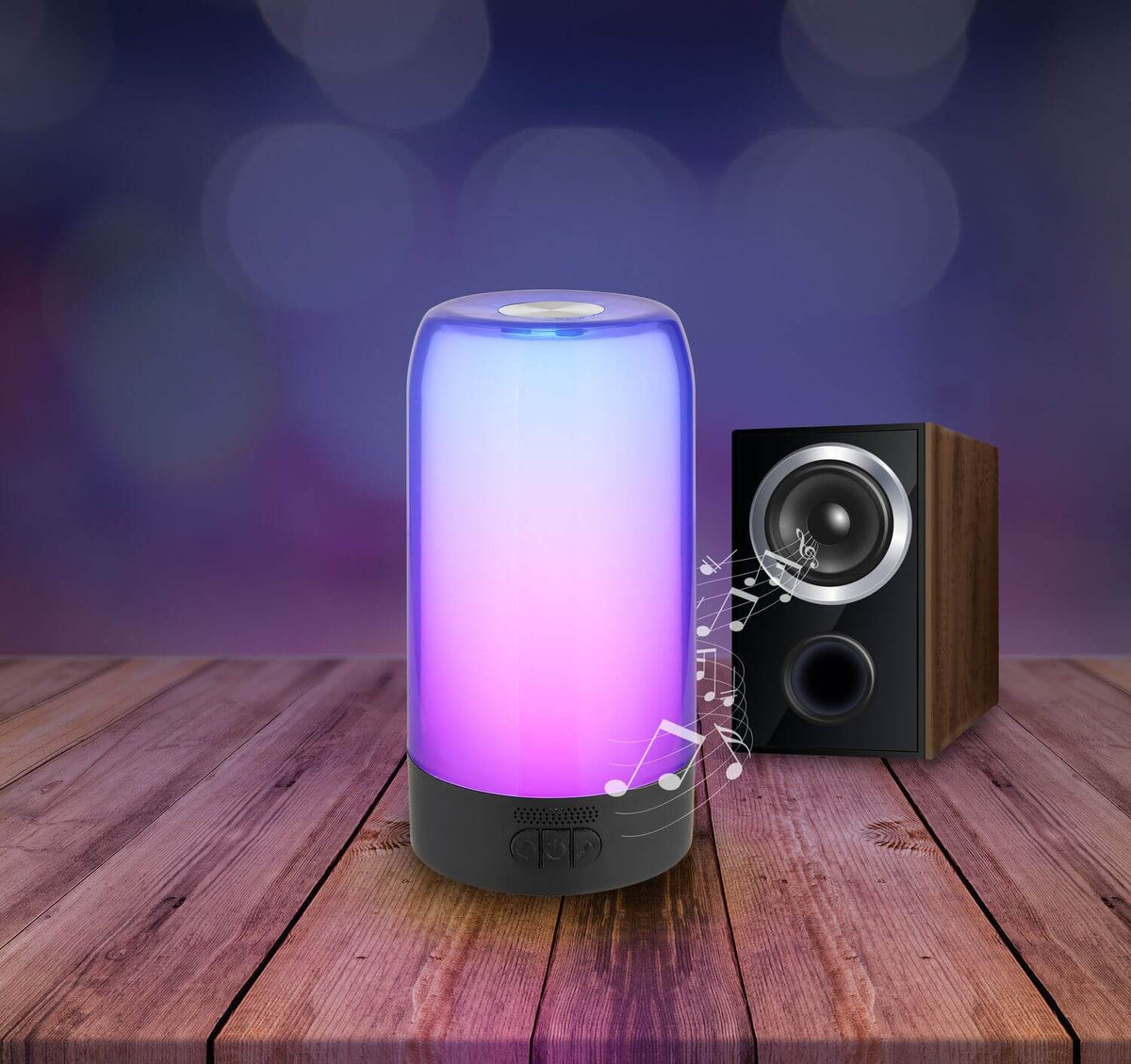 Mise en ambiance sur table en bois, lampe violette et enceinte, notes de musique.