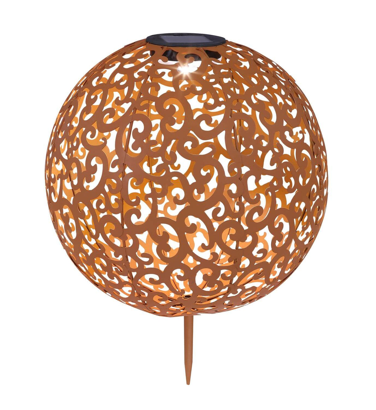 Luminaire sphérique solaire rouille ajouré, posé sur fond blanc avec piquet.