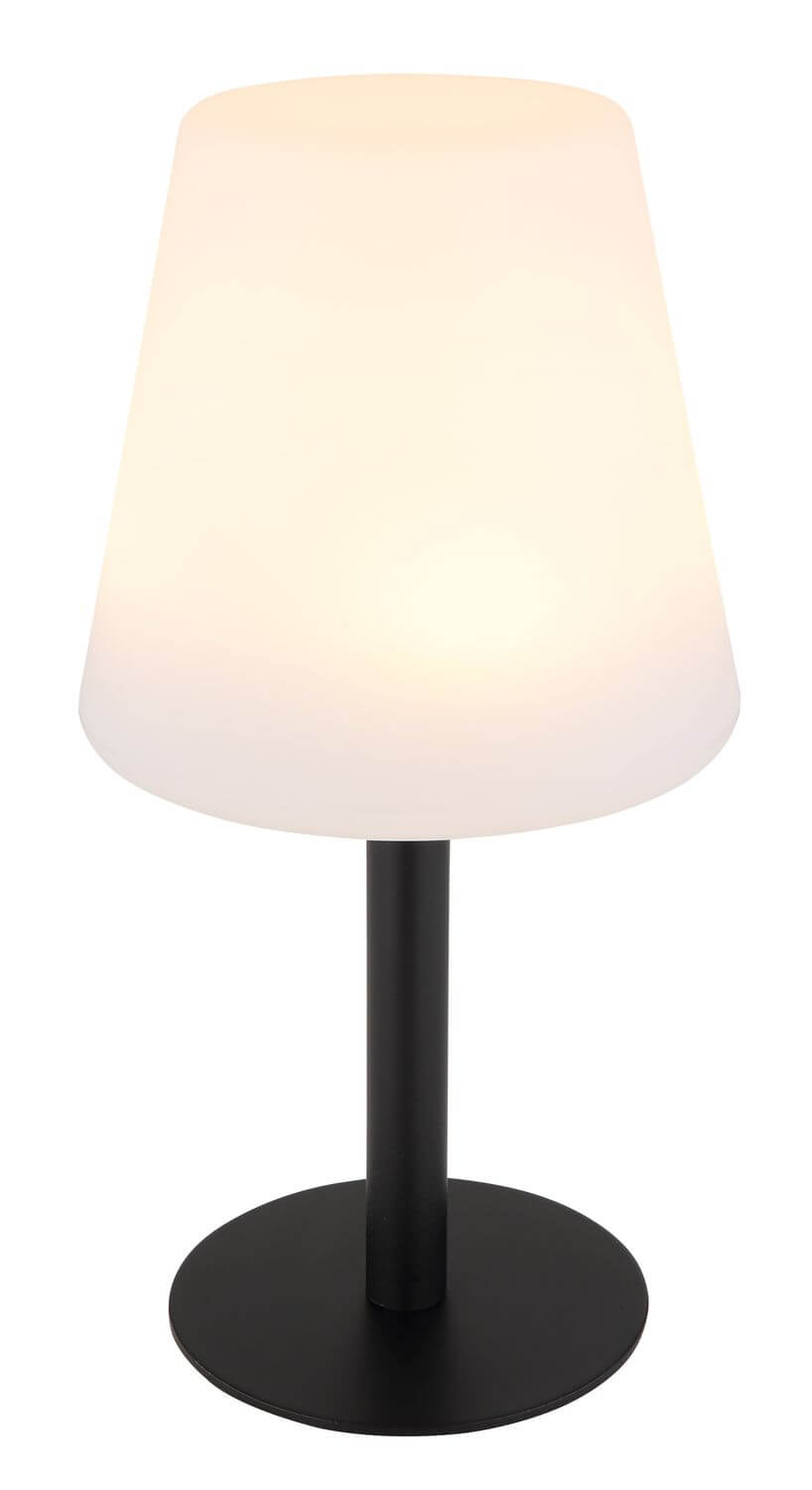 Gros plan du luminaire, abat-jour blanc et pied noir, éclairage doux.