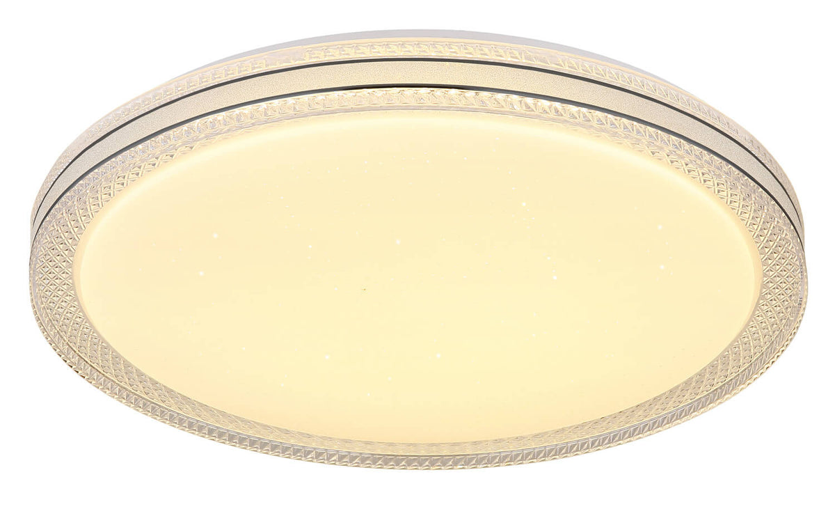 Gros plan incliné sur le plafonnier, contour gravé et lumière chaude.