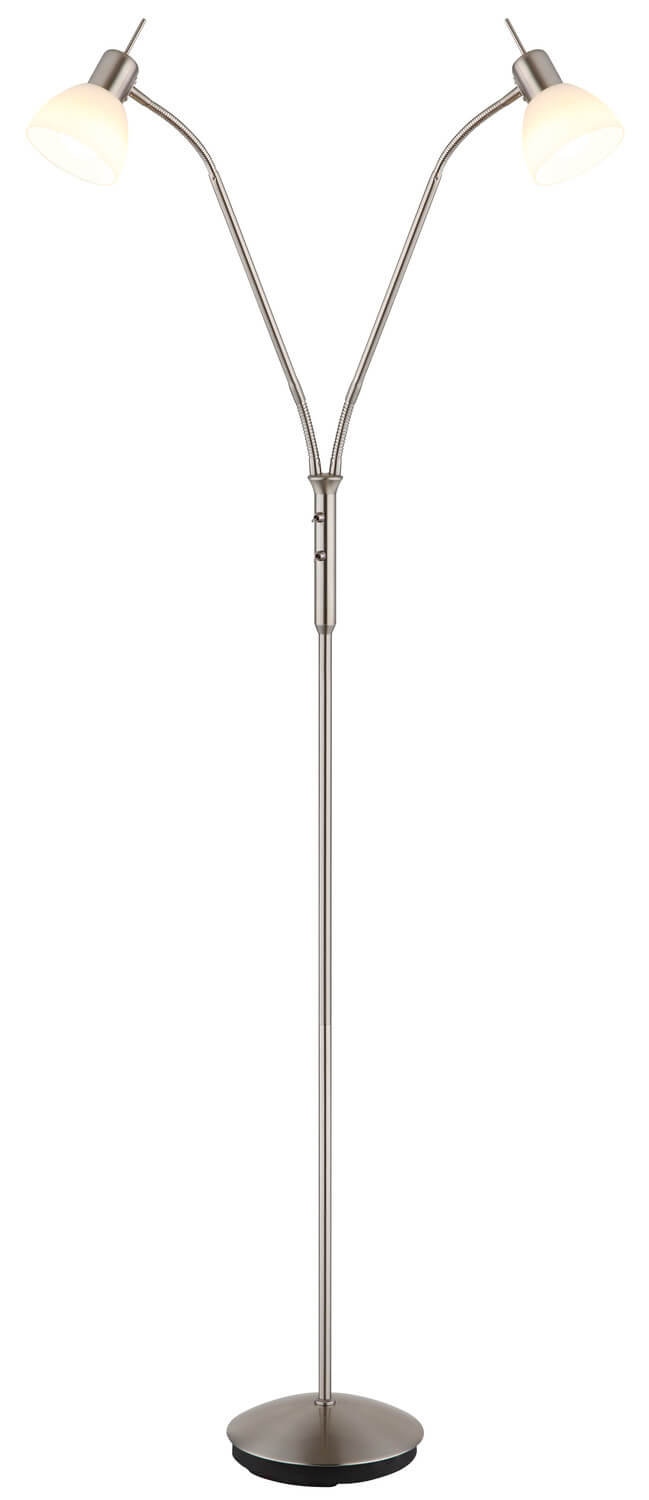 Vue de face du lampadaire, bras écartés en V et base plate finition nickel satiné.