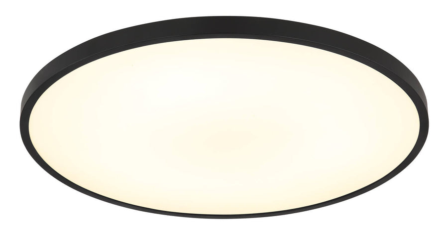 Gros plan sur le plafonnier ovale, cerclage noir et verre opalin allumé.