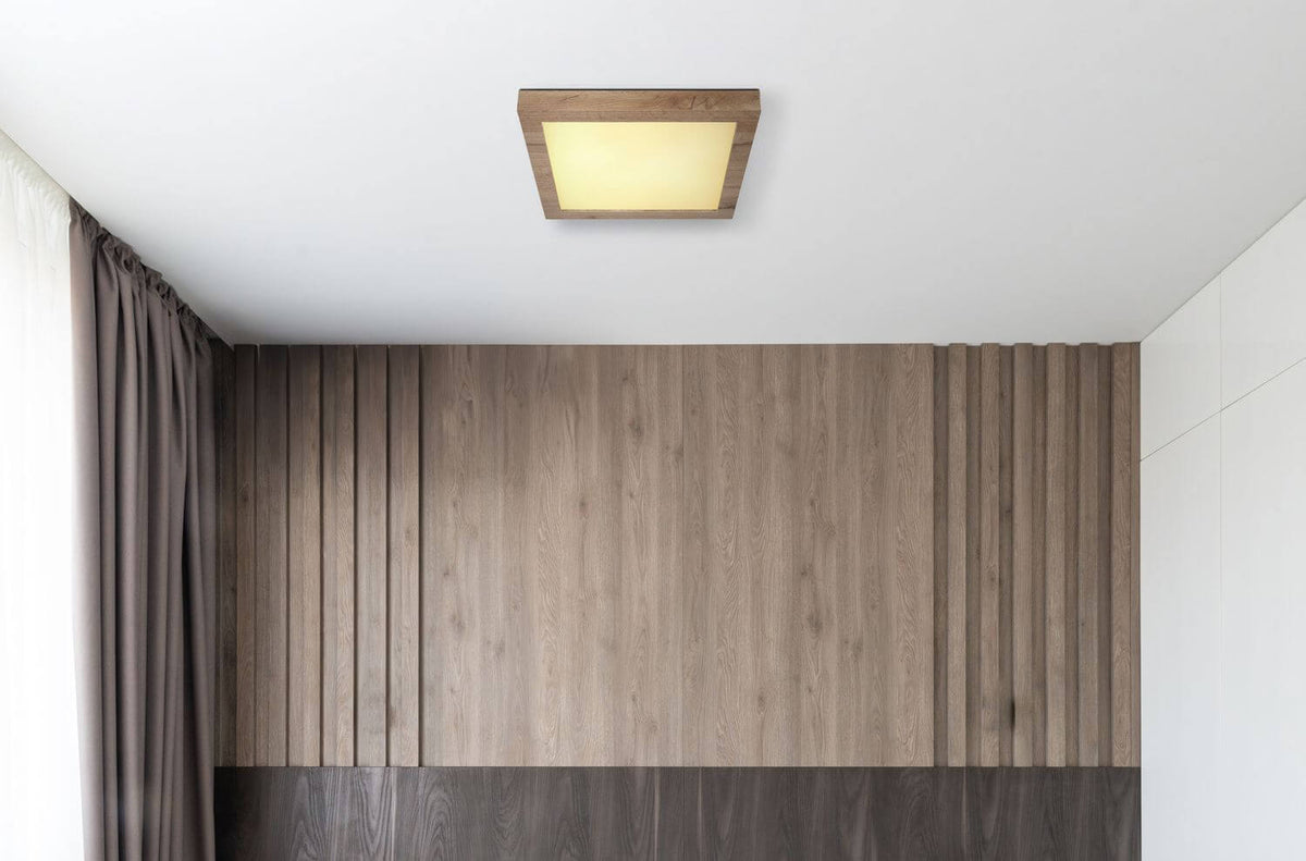 Mise en ambiance du plafonnier fixé au plafond devant un mur lambrissé