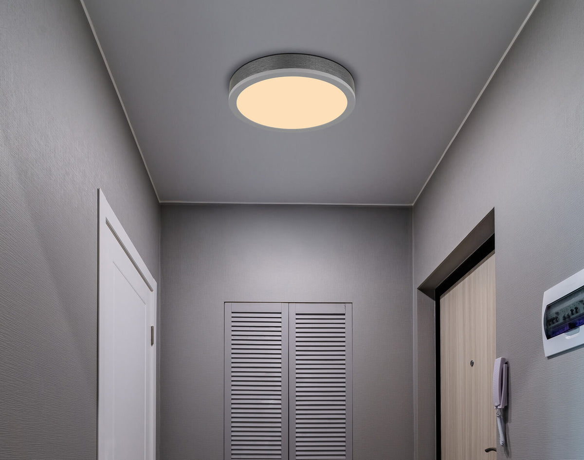 Mise en ambiance du plafonnier installé au plafond d'un couloir gris