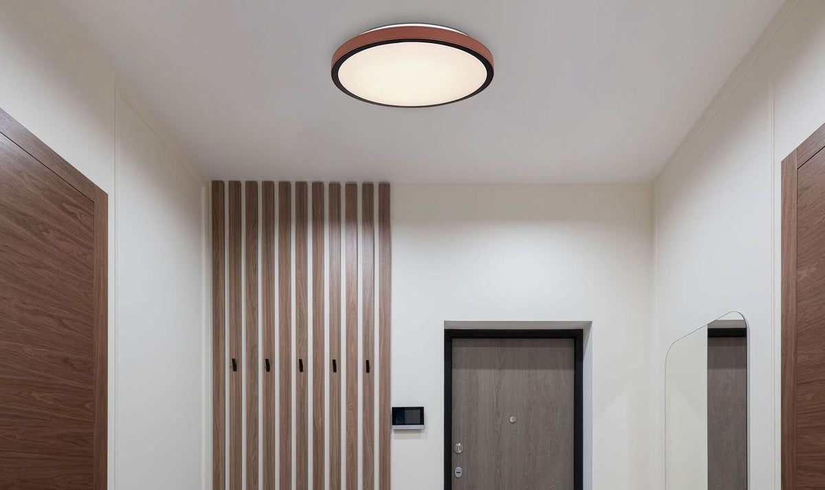 Mise en ambiance dans un couloir moderne, plafonnier allumé au plafond.