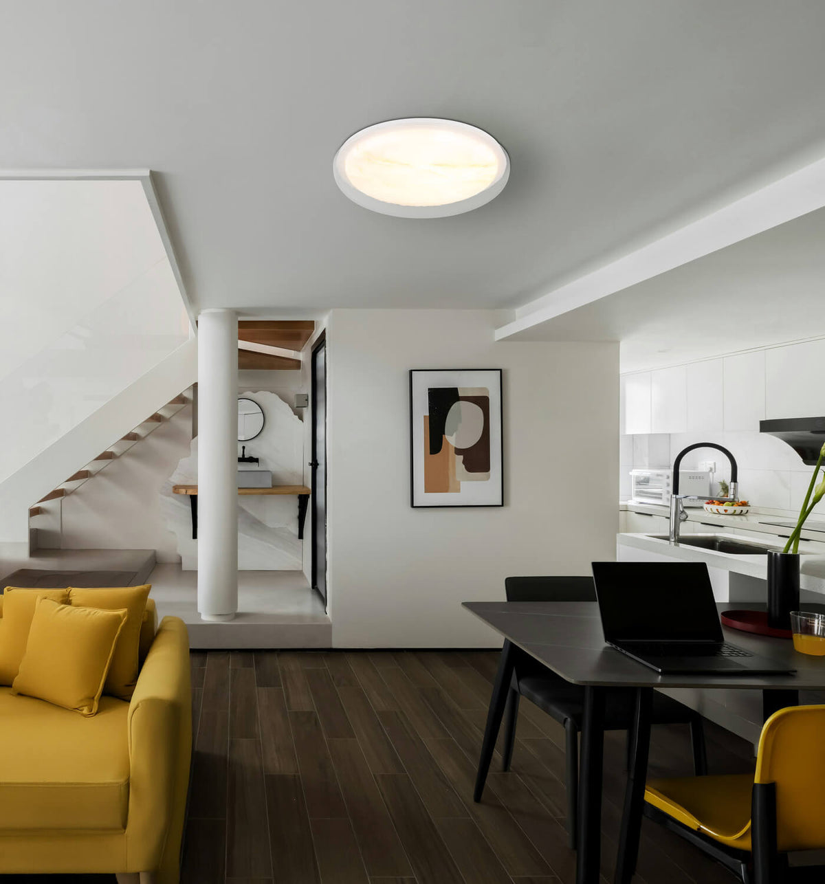 Mise en ambiance du plafonnier dans un séjour moderne au canapé jaune
