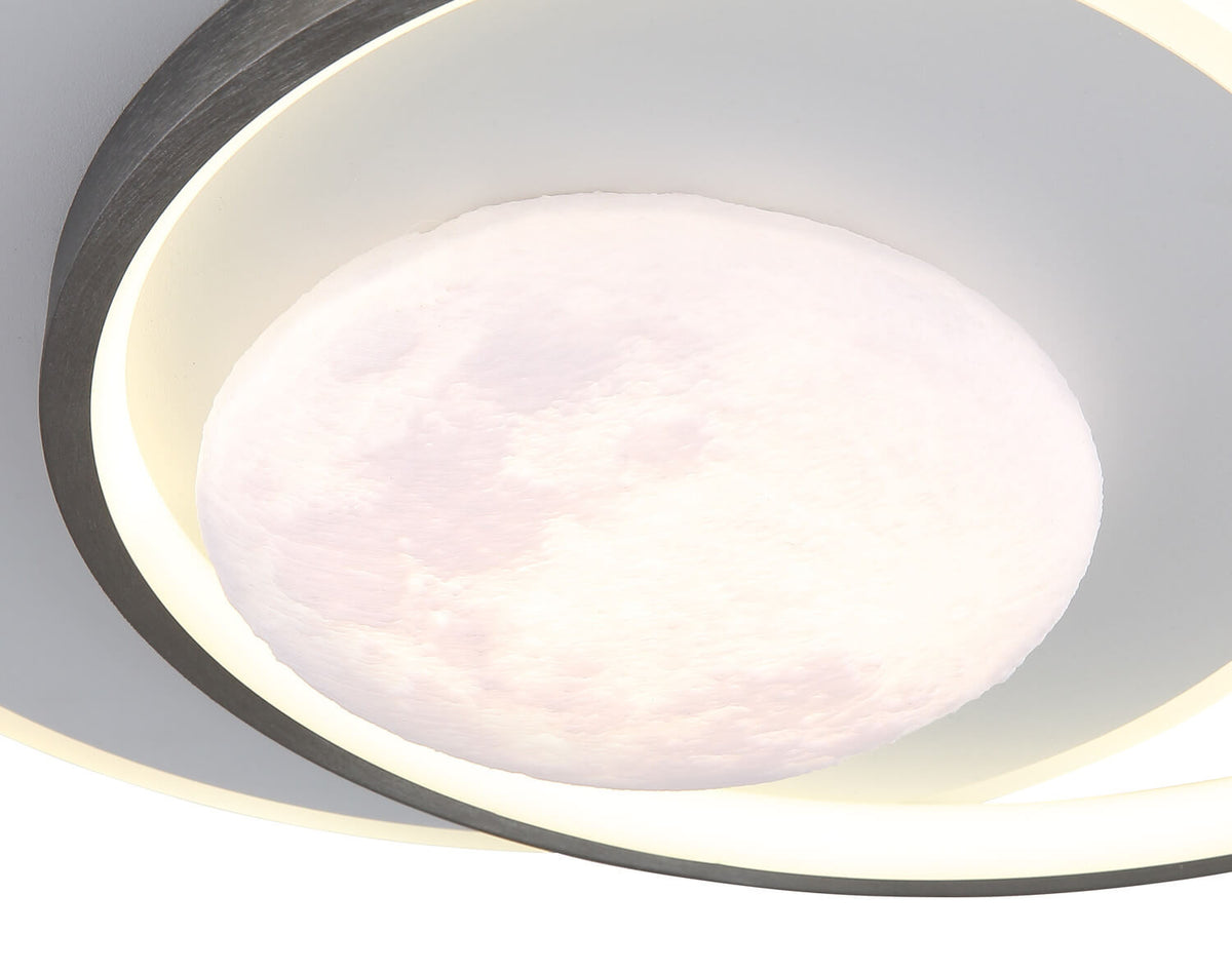 Gros plan sur la surface texturée de la lune diffusant une lumière douce