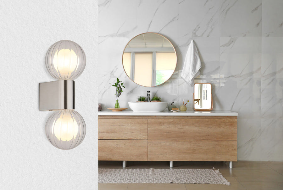 Applique murale allumée installée dans une salle de bain moderne au-dessus d’un meuble vasque en bois.