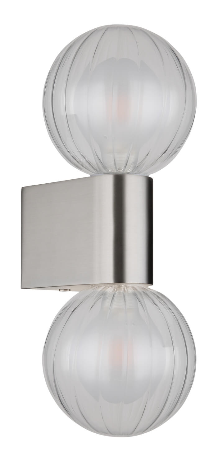 Vue rapprochée de l’applique murale éteinte avec deux globes en verre transparent strié sur fond blanc.