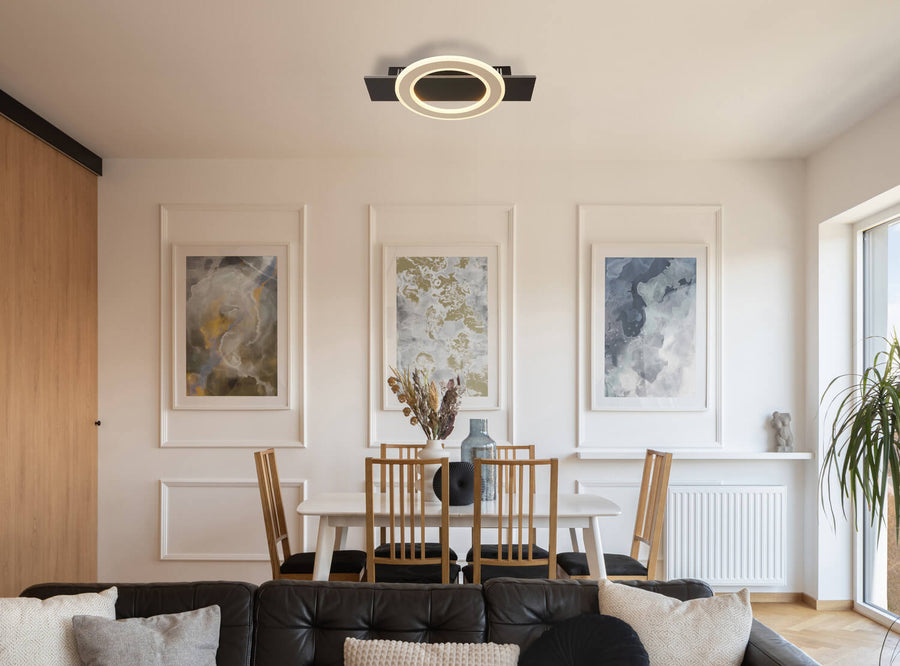 Plafonnier installé au plafond au-dessus d'une table à manger dans un salon.