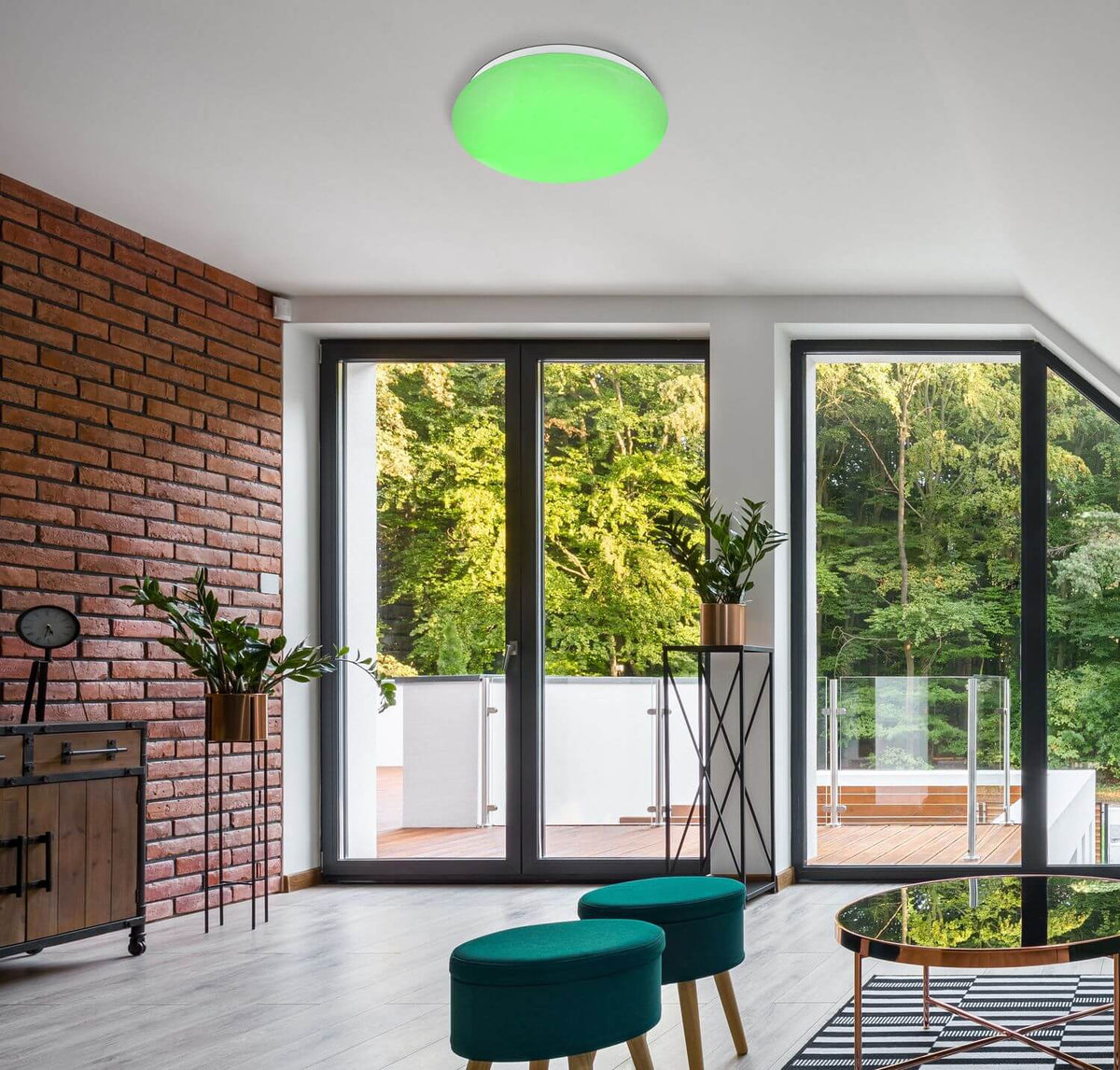 Plafonnier rond allumé en vert, installé au plafond d'un salon moderne