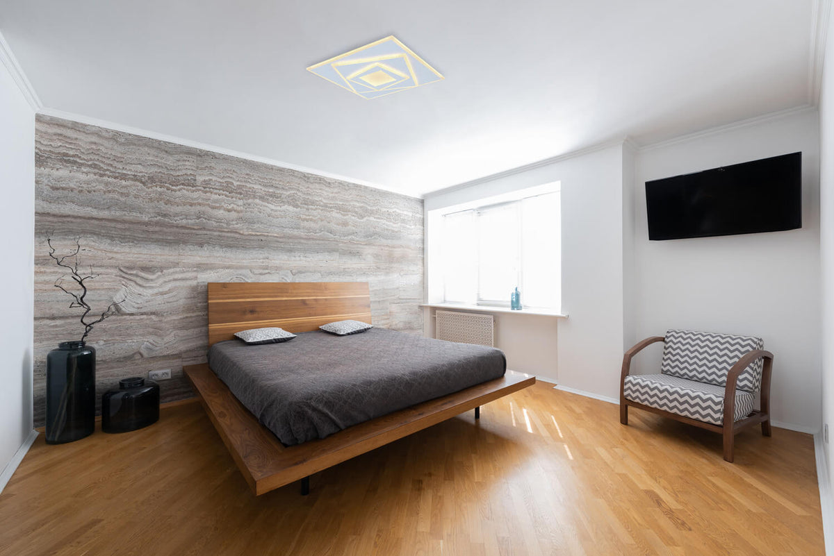 Mise en ambiance du plafonnier fixé au plafond d'une chambre moderne en bois clair
