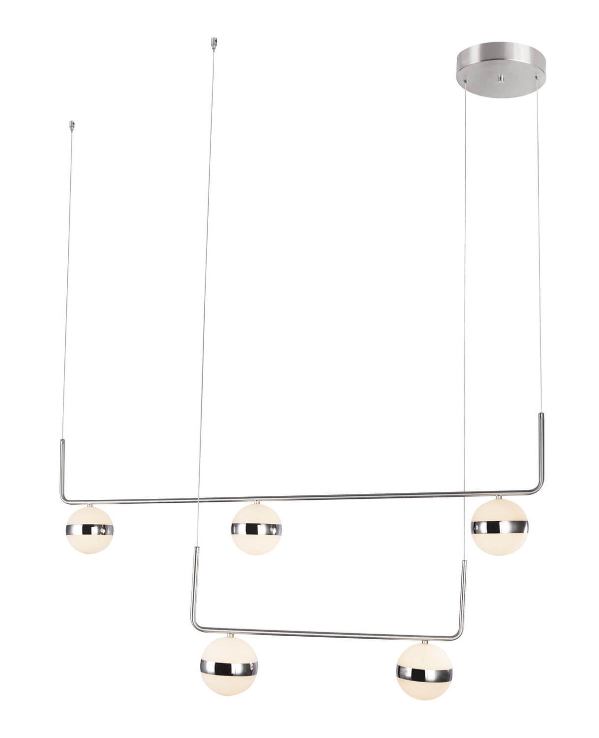 Vue de face de la suspension nickel satiné avec ses cinq globes opalins