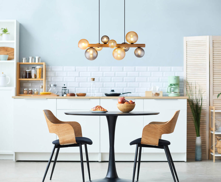 Suspension installée au-dessus d'une table ronde dans une cuisine moderne