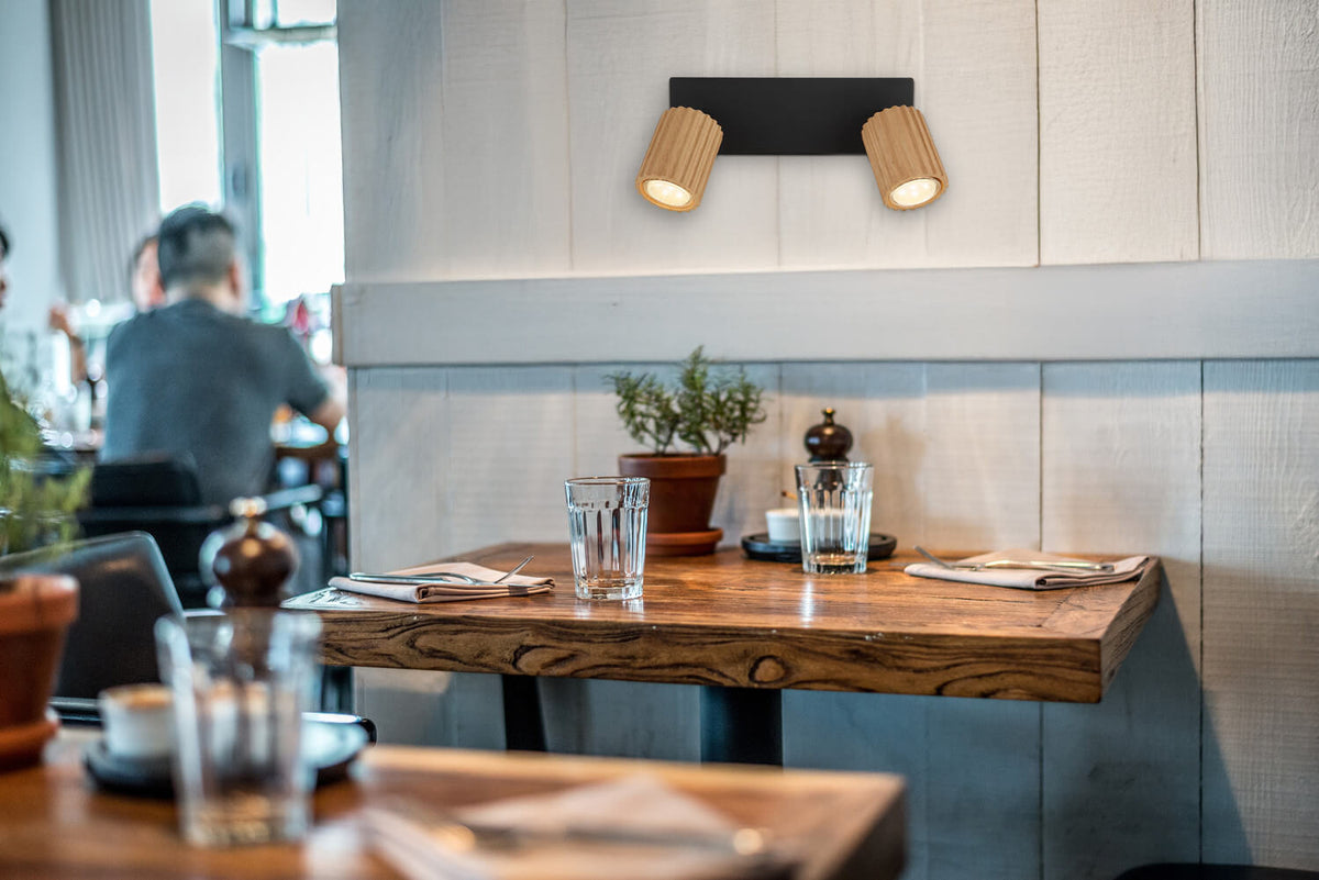 Mise en ambiance du luminaire fixé au mur au-dessus d'une table de café