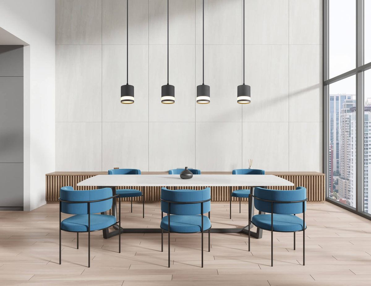 Mise en ambiance au-dessus d'une table de salle à manger, chaises bleues et grandes fenêtres