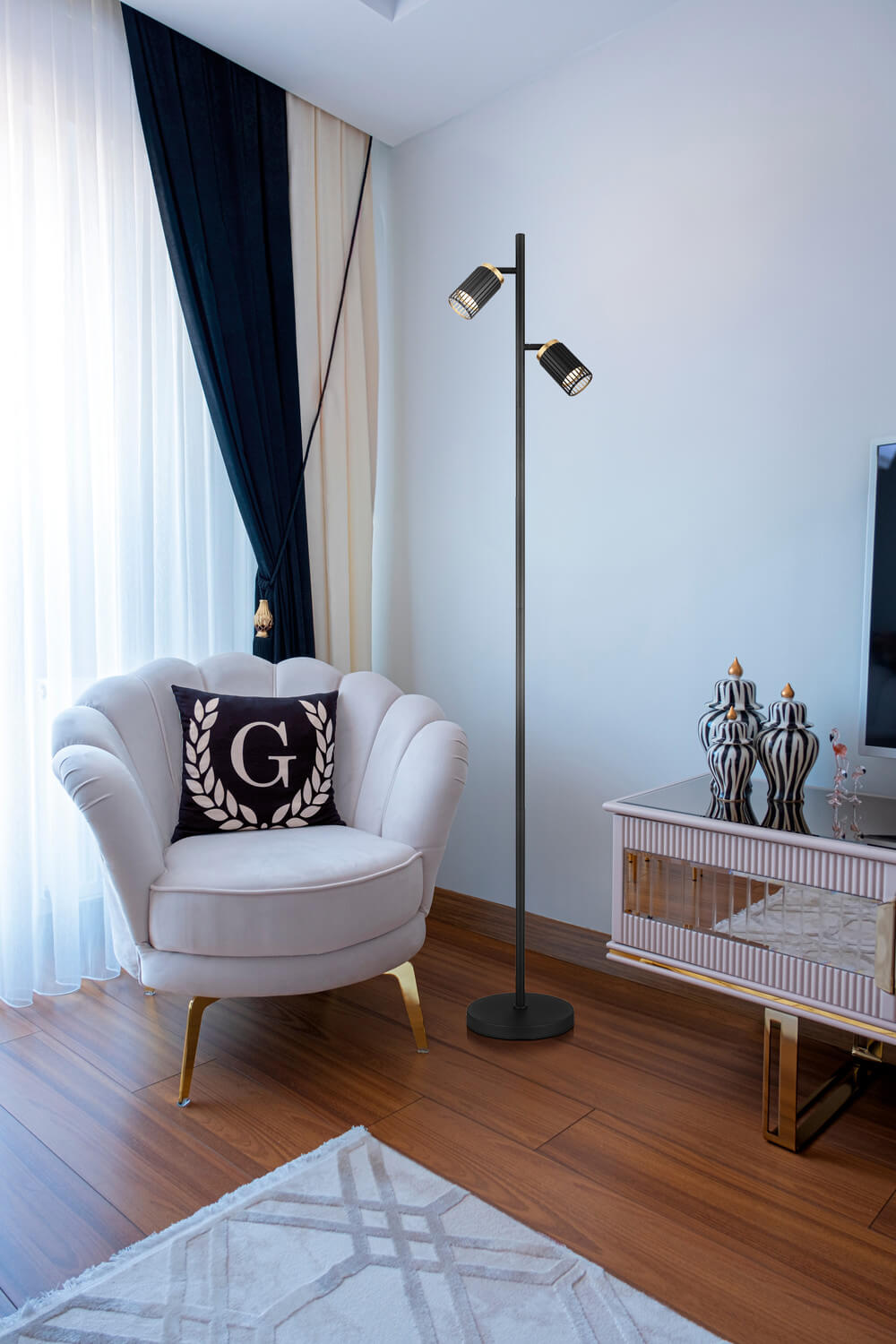 Mise en ambiance du lampadaire dans un salon près d'un fauteuil clair