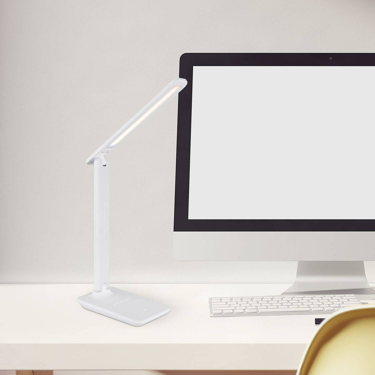 Mise en ambiance sur un bureau, à côté d'un écran d'ordinateur