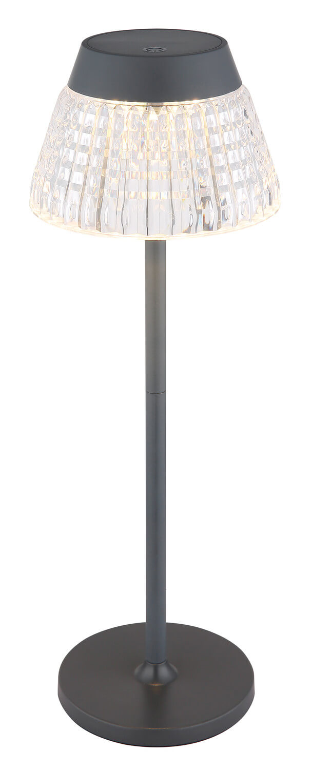 Vue rapprochée du luminaire portable, mettant en valeur l'abat-jour et la tige centrale.