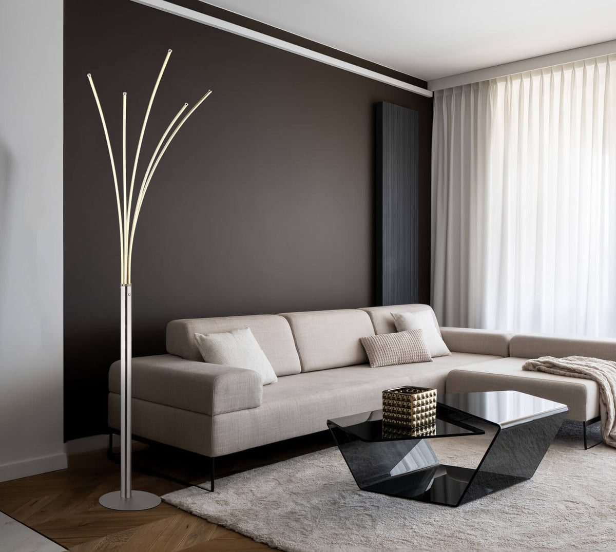Mise en ambiance dans un salon contemporain, lampadaire allumé près du canapé beige