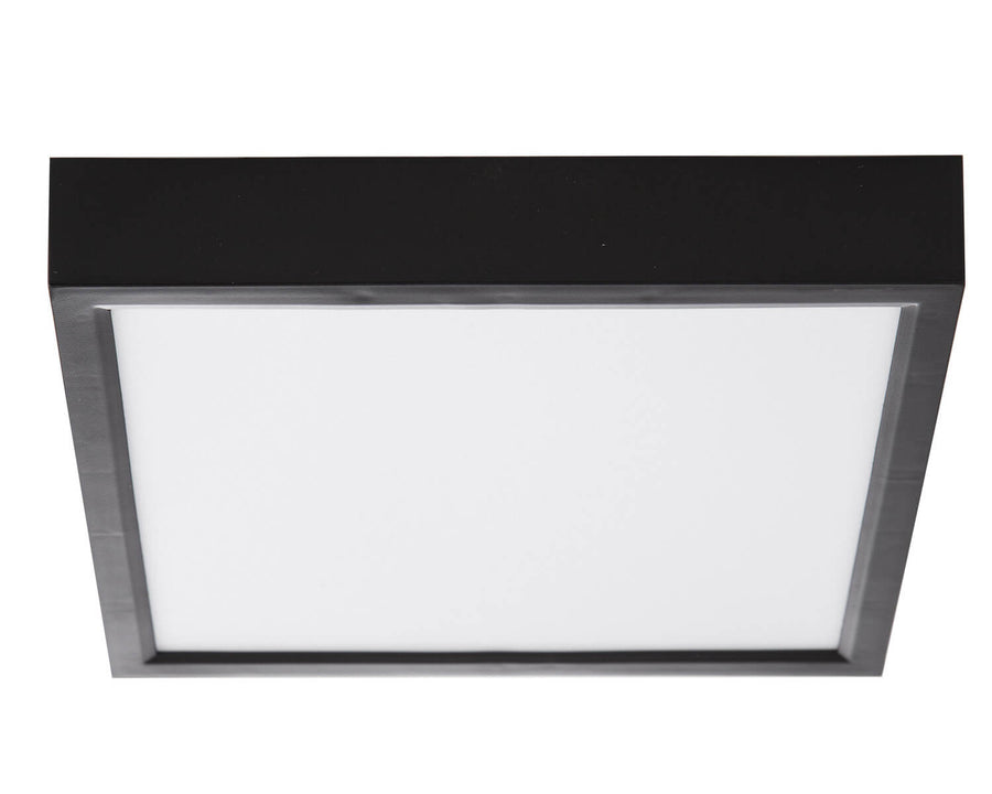 Vue de face du plafonnier carré noir au large diffuseur blanc