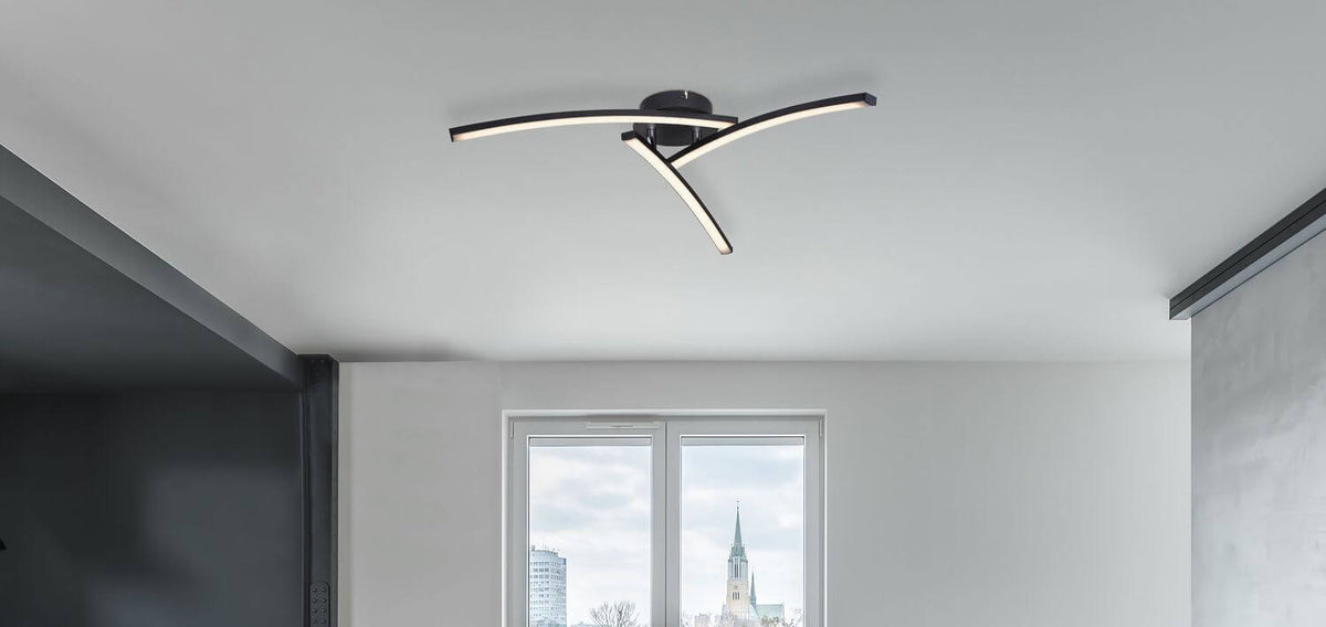 Luminaire installé au plafond dans un intérieur clair avec fenêtre en arrière-plan