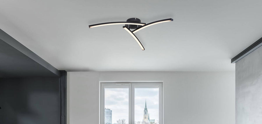 Luminaire installé au plafond dans un intérieur clair avec fenêtre en arrière-plan