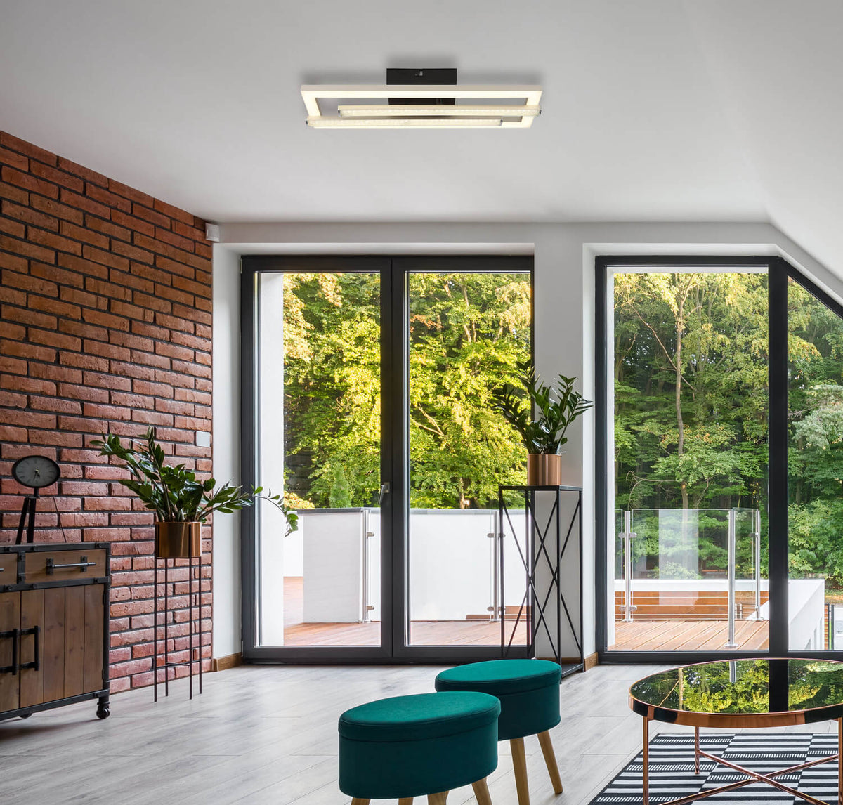 Mise en ambiance du plafonnier allumé dans un salon moderne aux grandes baies