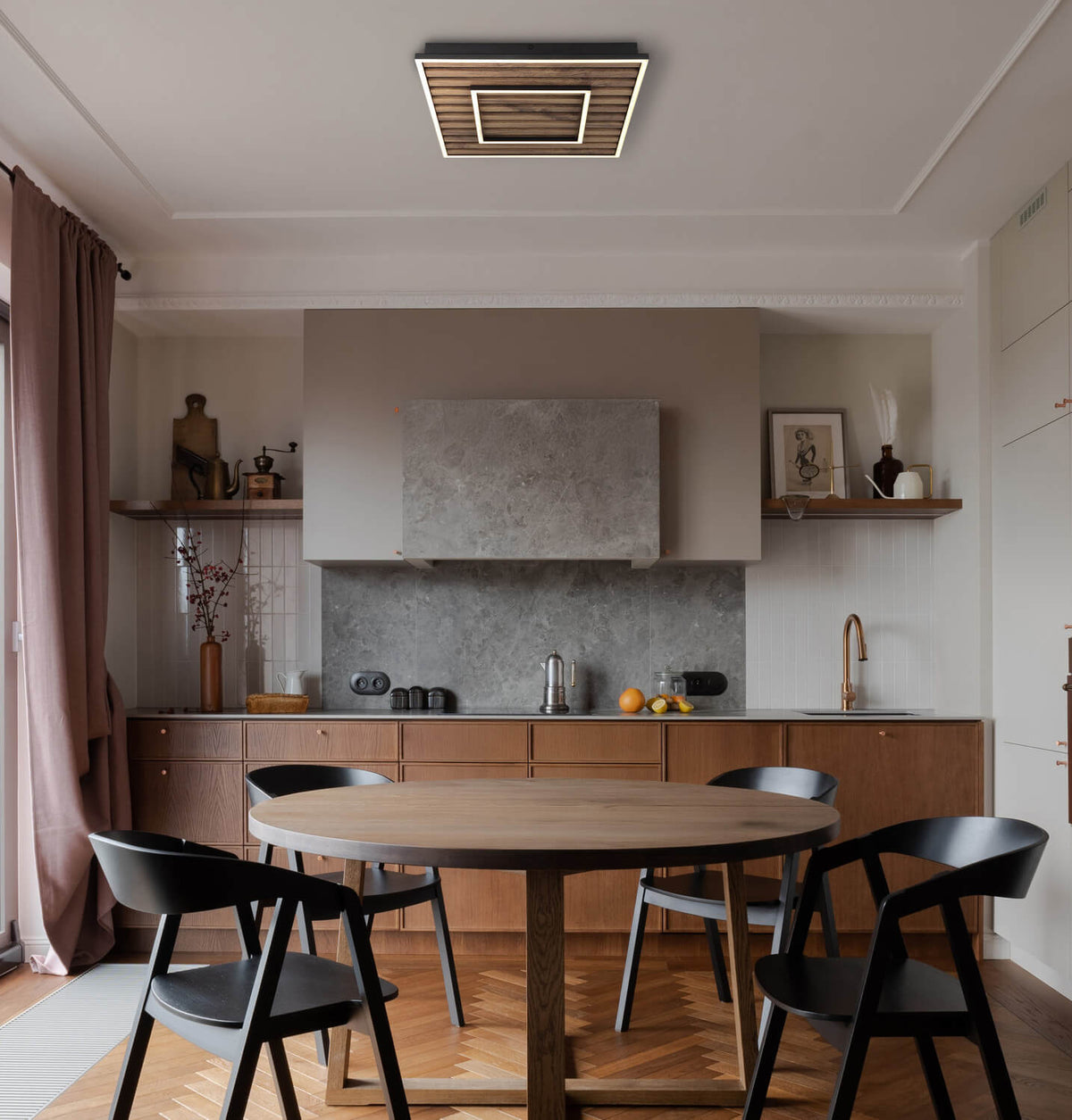 Mise en ambiance au-dessus d'une table ronde dans une cuisine moderne