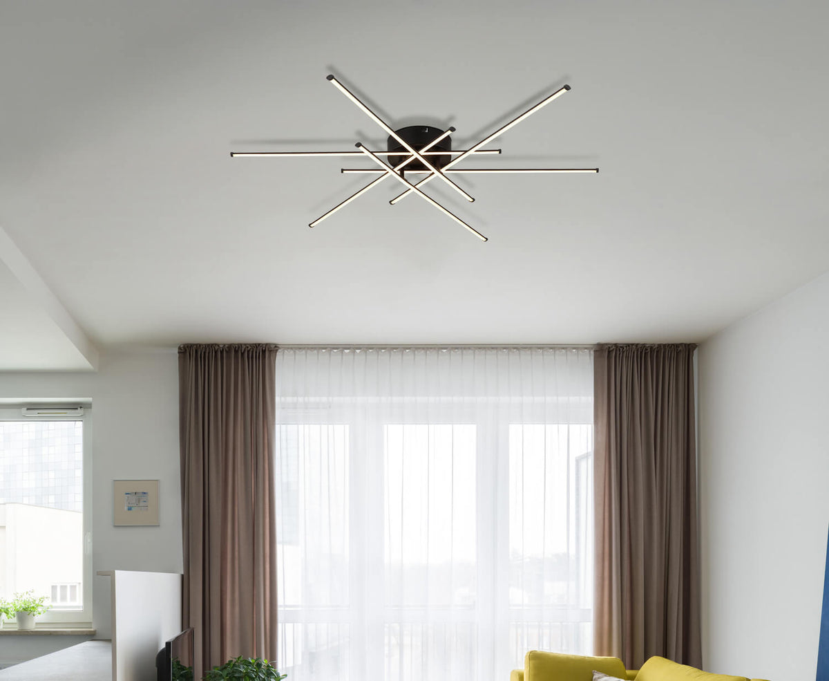 Mise en ambiance au plafond d'un salon moderne avec rideaux beiges et canapé jaune.