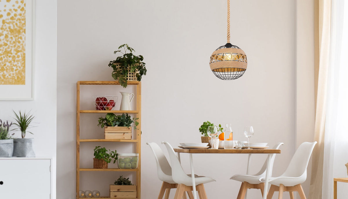 Mise en ambiance au-dessus d'une table de salle à manger dans un intérieur clair