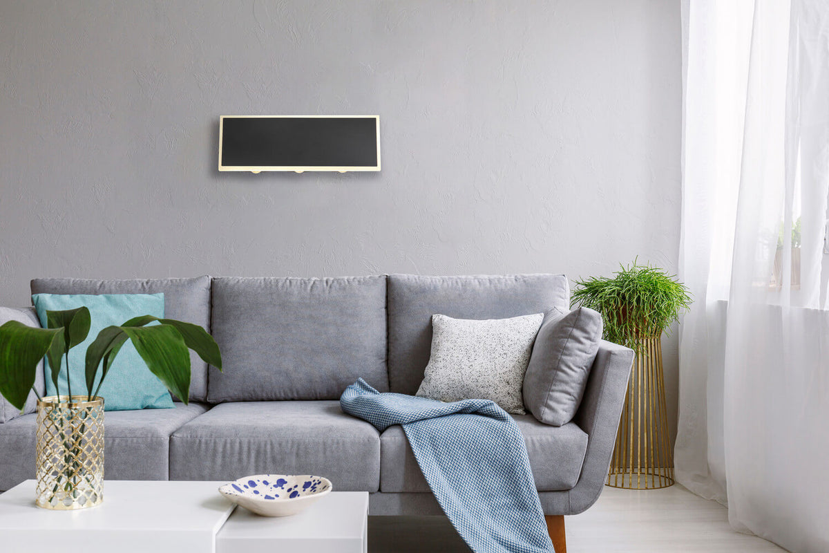 Mise en ambiance au-dessus d'un canapé gris dans un salon lumineux