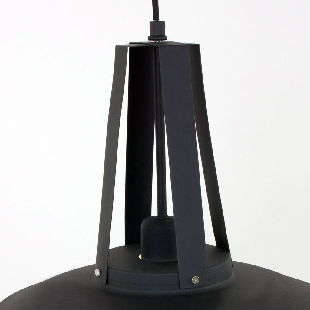 Détail de la monture ouverte et de la douille E27 de la suspension dôme noire | Designix