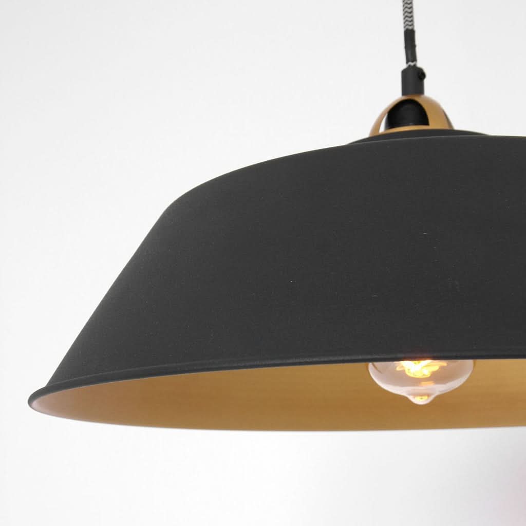 Suspension noir mat intérieur doré vue de profil