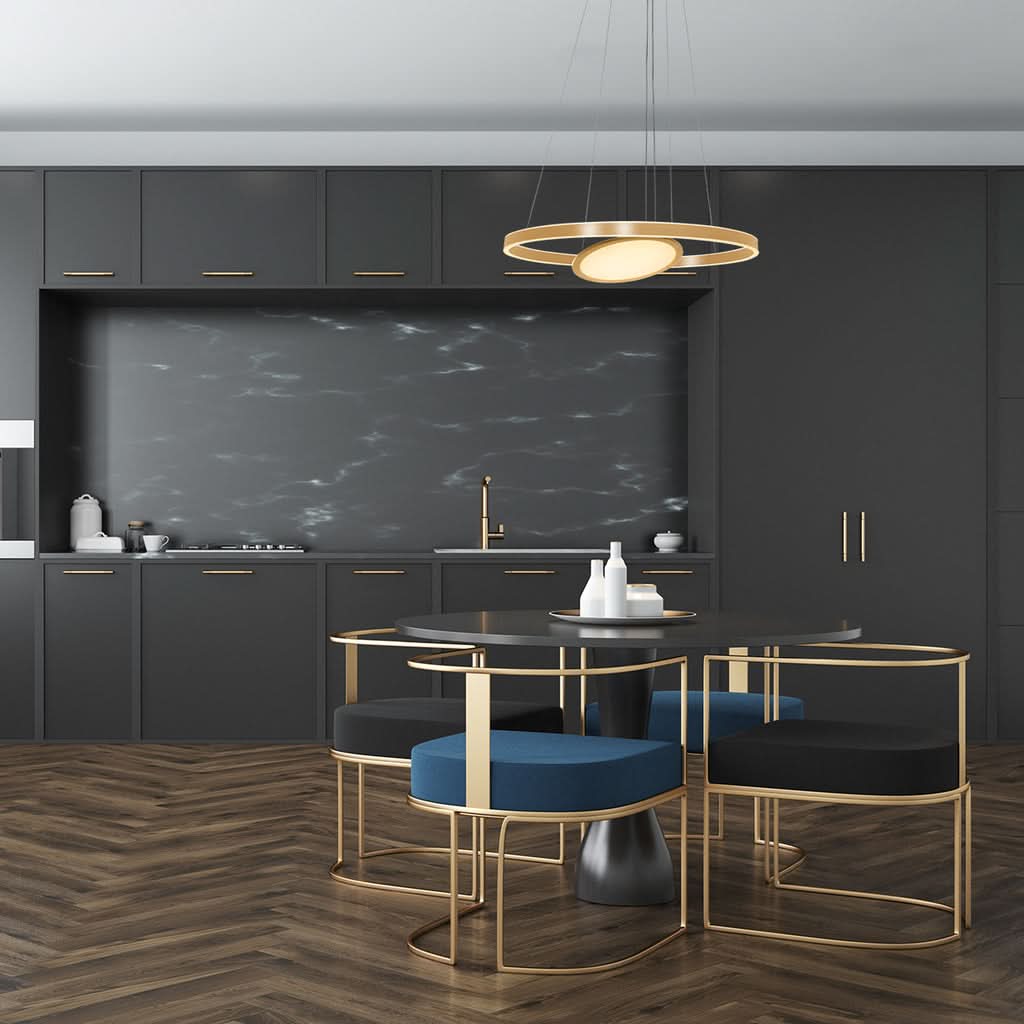 Lustre circulaire doré Ringlux au-dessus d'un îlot de cuisine moderne