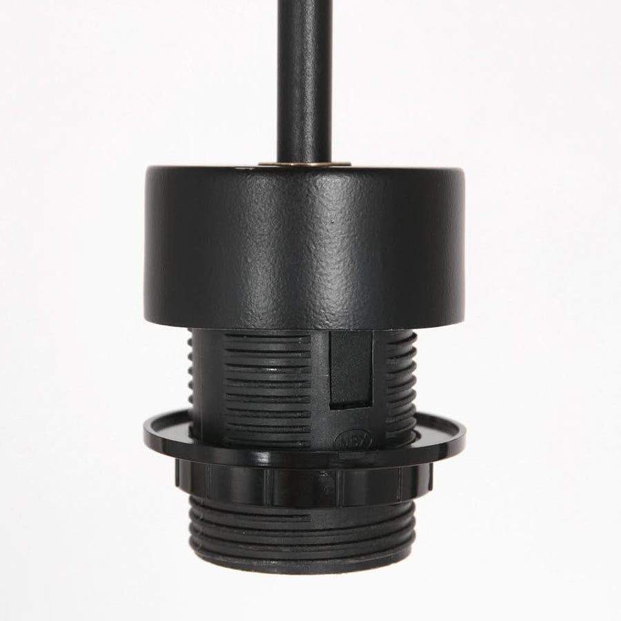 Gros plan de la douille cylindrique noire et de ses filetages apparents