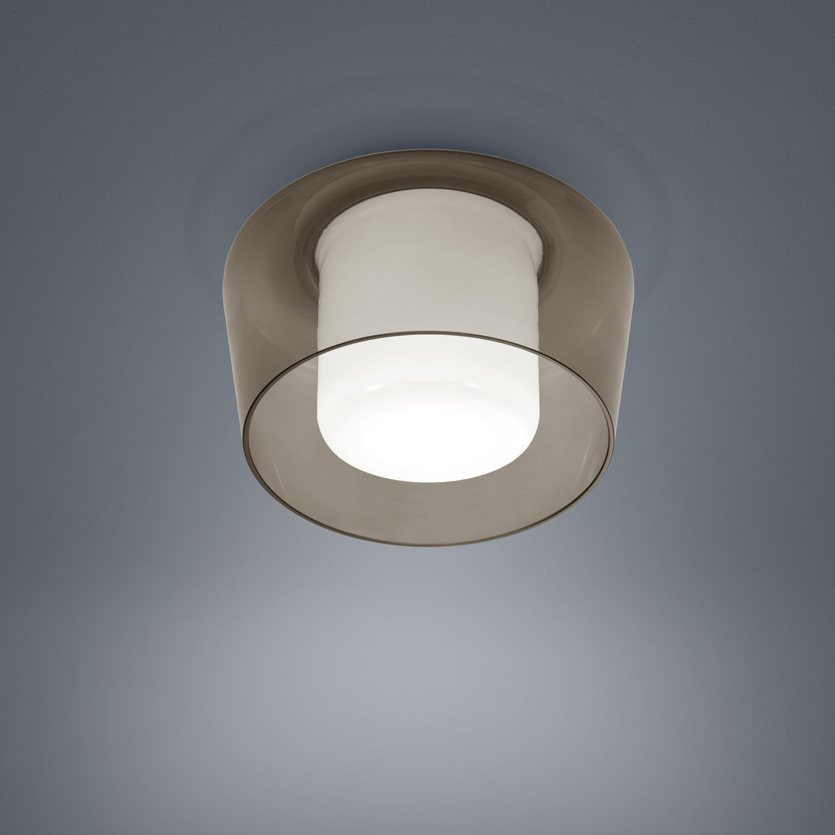 Plafonnier blanc de face, diffuseur opale cylindrique dans un verre fumé translucide