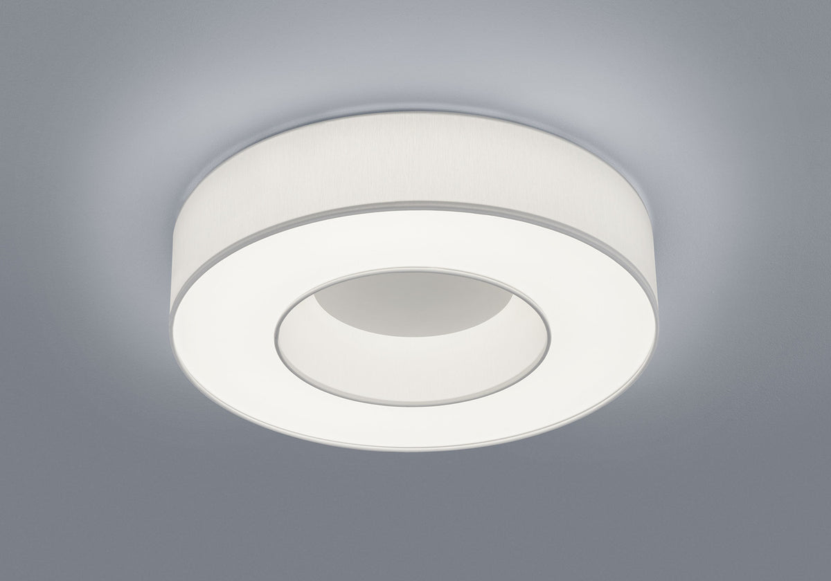 Vue rapprochée du plafonnier blanc montrant le diffuseur cylindrique et l'anneau central.