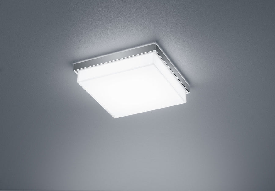 Vue rapprochée du plafonnier carré, cadre nickel et diffuseur blanc lumineux