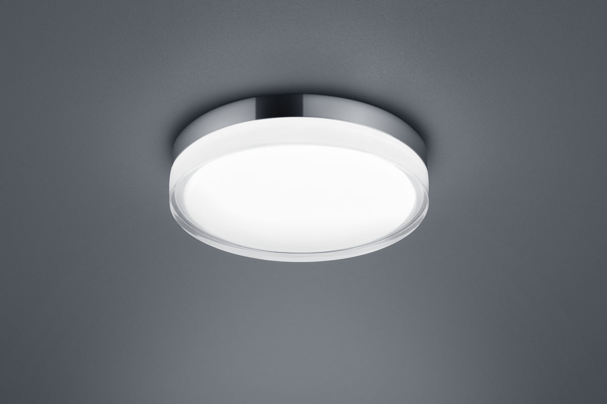 Gros plan sur la couronne chromée et le verre opalin du luminaire