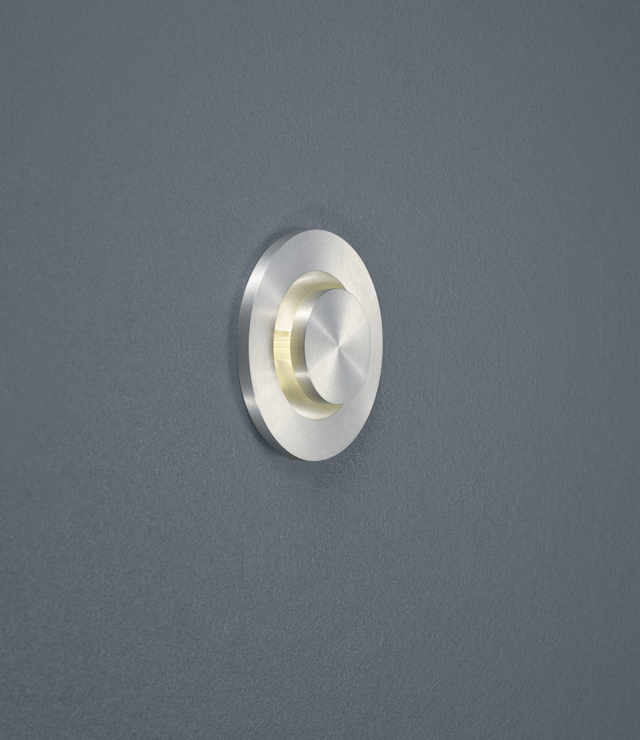 Spot encastré rond en aluminium brossé, vue de face sur fond gris anthracite