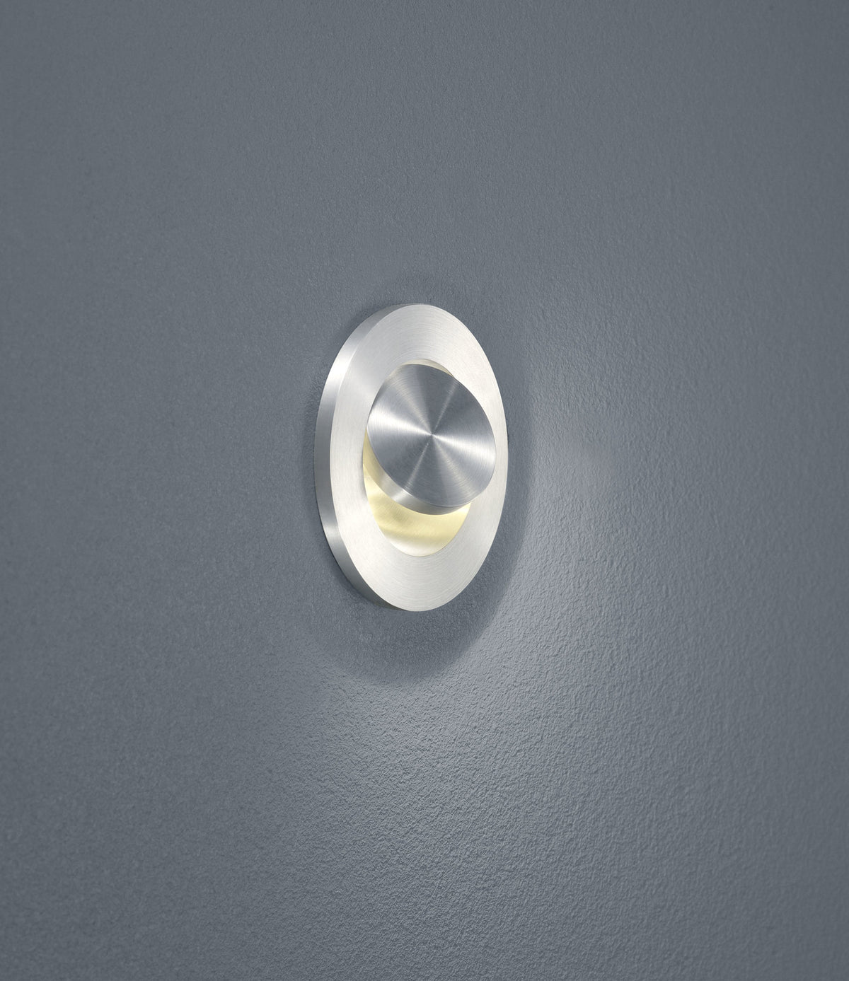 Détail de la finition aluminium brossé et du halo lumineux diffusé par le spot