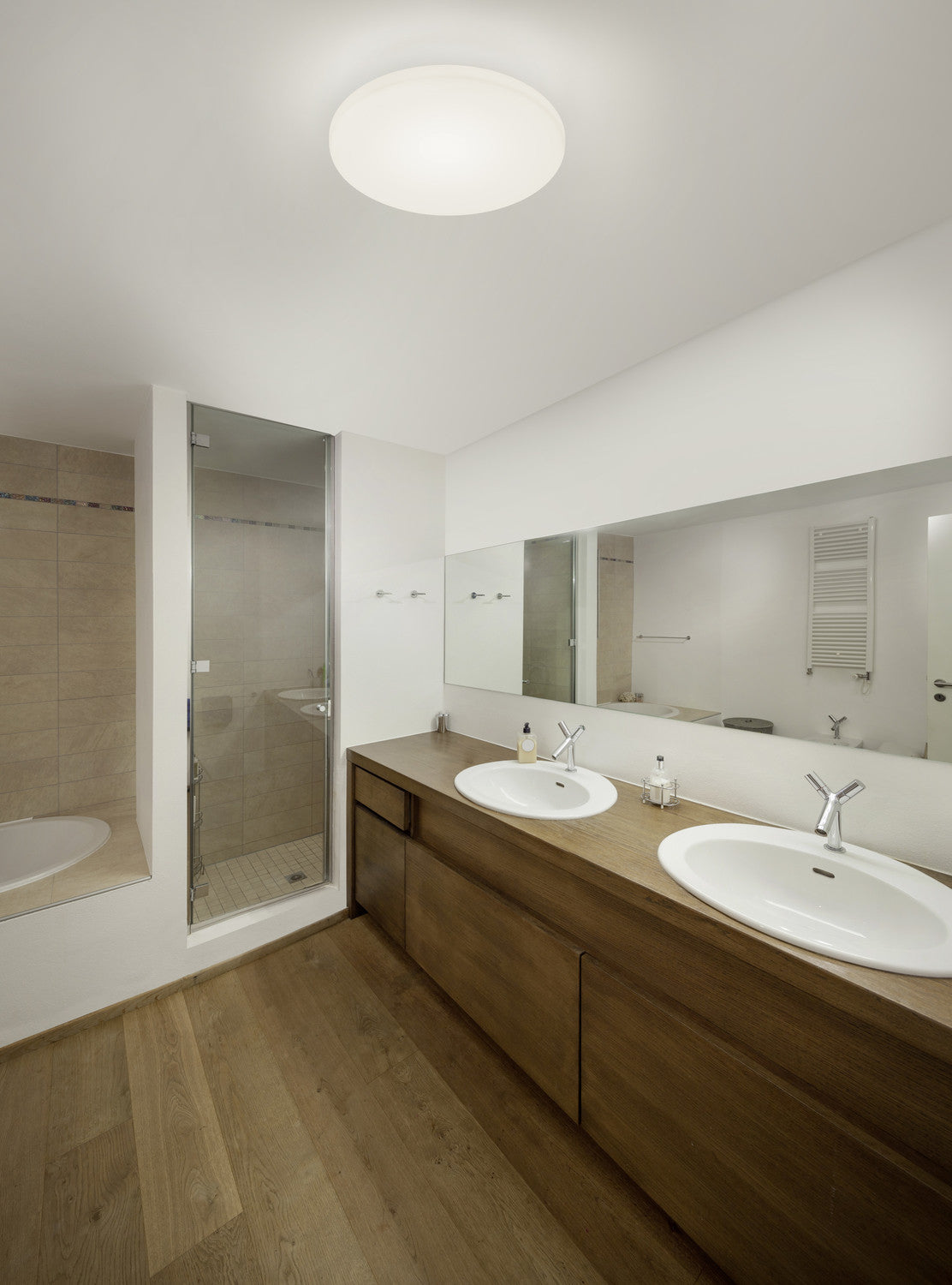 Mise en ambiance du plafonnier allumé au plafond d'une salle de bain moderne