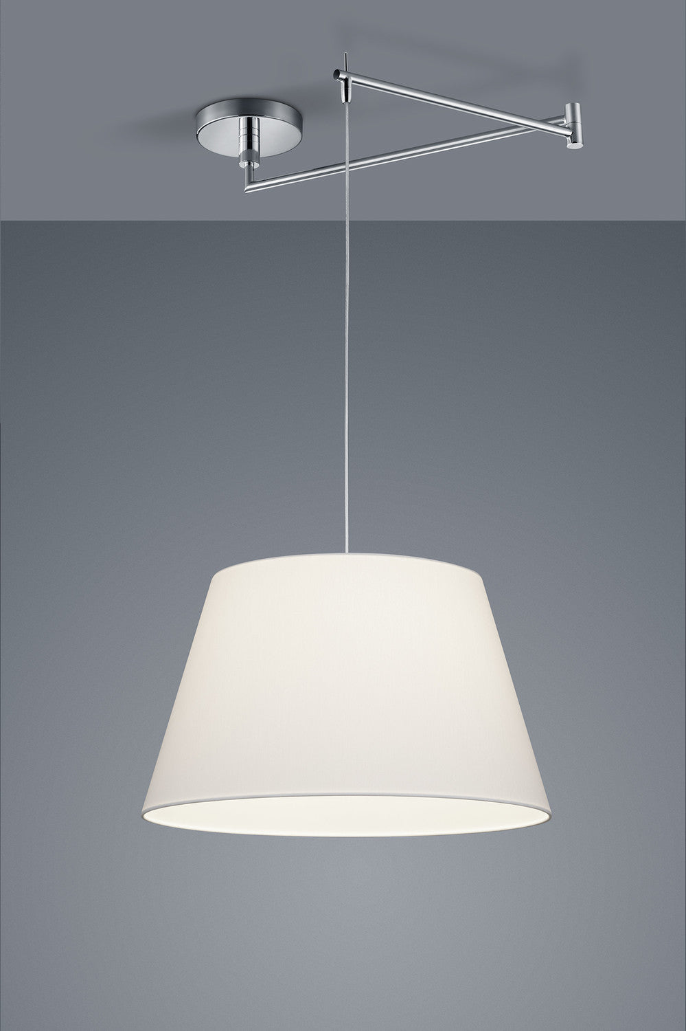 Vue rapprochée du support chromé et de la finesse du câble maintenant l'abat-jour.