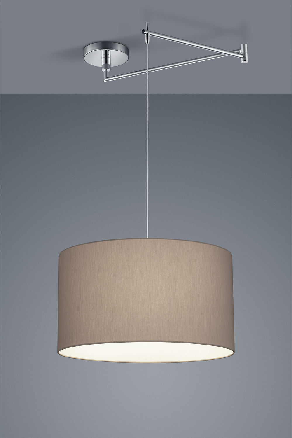 Détail du bras chromé et de la fixation au plafond, abat-jour beige.