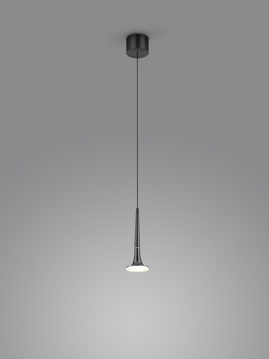 Vue de face du luminaire suspendu, long câble noir et diffuseur blanc lumineux
