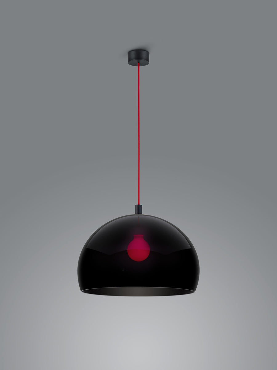 Vue rapprochée du luminaire montrant la finition brillante et la douille rouge apparente